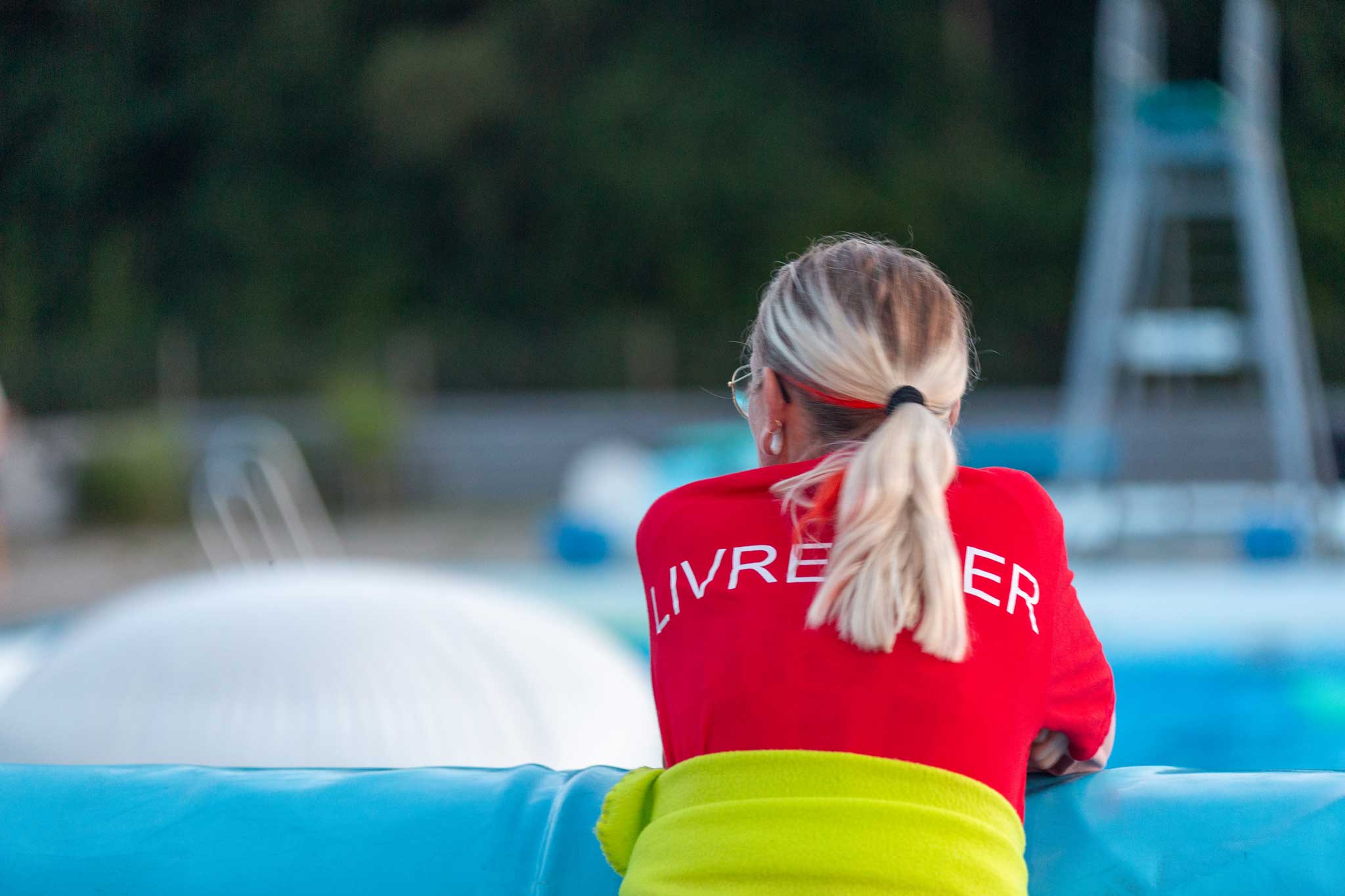 Livredder ved bassinerne i Kølvrå Friluftsbad